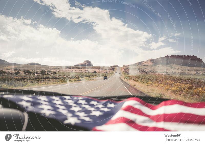 USA, Utah, Amerikanische Flagge auf dem Armaturenbrett liegend Stars And Stripes amerikanische Flagge Windschutzscheibe Windschutzscheiben Frontscheibe Auto