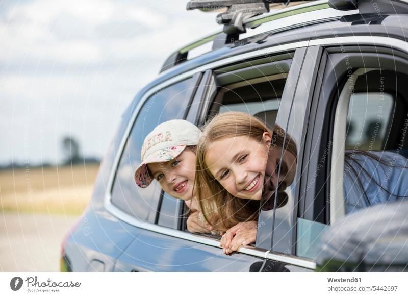 Mädchen, die im Auto sitzen und aus dem Fenster schauen Schwester Schwestern weiblich Urlaub Ferien glücklich Glück glücklich sein glücklichsein Wagen PKWs
