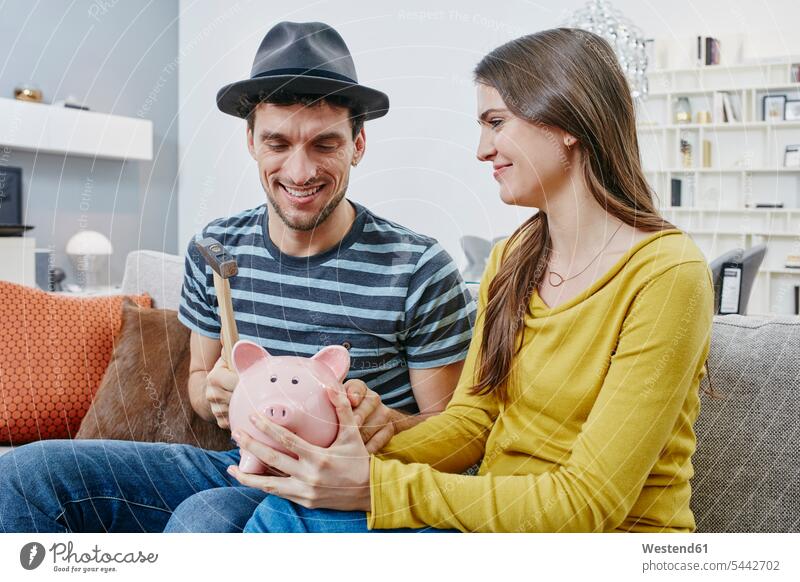 Ehepaar im Möbelhaus beim Abbruch des Sparschweins Sparschweine Mobiliar Einrichtungsgegenstand Einrichtungsgegenstände einkaufen Einkaufen shoppen shopping