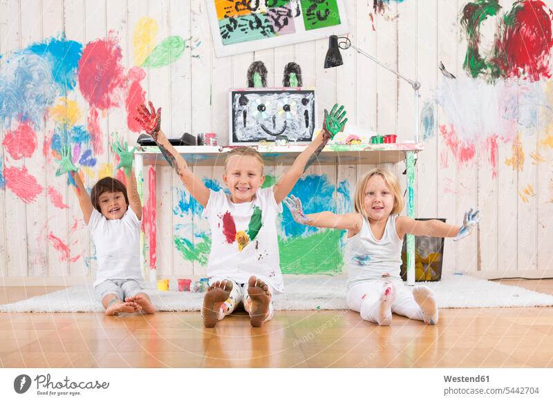 Drei Mädchen malen Büro mit Fingerfarben bemalen anmalen bunt farbig mehrfarbig Office Büros Gemeinsam Zusammen Miteinander Spaß Spass Späße spassig Spässe