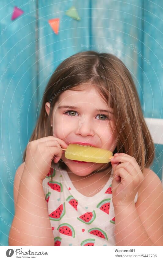 Porträt eines kleinen Mädchens, das Zitroneneis-Lolly isst weiblich essen essend Eis Speiseeis Kind Kinder Kids Mensch Menschen Leute People Personen Süßspeise