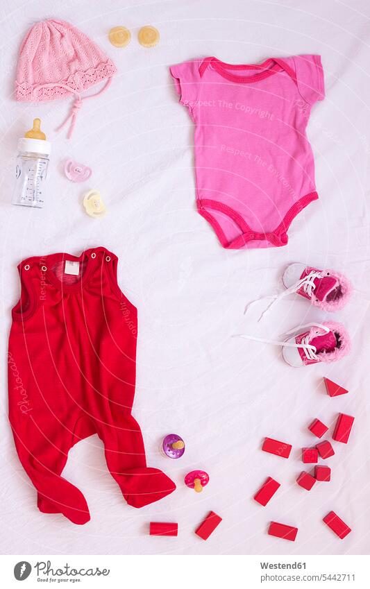 Babyausstattung für Mädchen Gender Mittelgroße Ansammlung von Gegenständen mehrere einige Mütze Mützen Erstausstattung Babykleidung Babybekleidung rosa