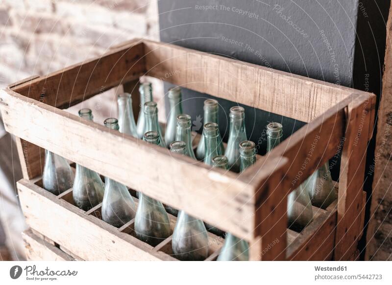 Leere Flaschen in einer Holzkiste Niemand Ordnung aufgeräumt ordentlich systematisch Glas Gläser viele Menge Mengen Holzkisten recyclebar Wiederverwertung
