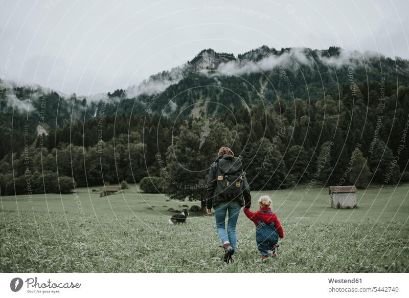Österreich, Vorarlberg, Mellau, Mutter und Kleinkind auf einer Reise in die Berge gehen gehend geht Wald Forst Wälder Tochter Töchter Mami Mutti Mütter Mama