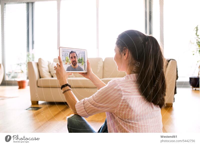 Junge Frau benutzt Tablet für Video-Chat zu Hause Video Chat weiblich Frauen Tablet Computer Tablet-PC Tablet PC iPad Tablet-Computer chatten Erwachsener