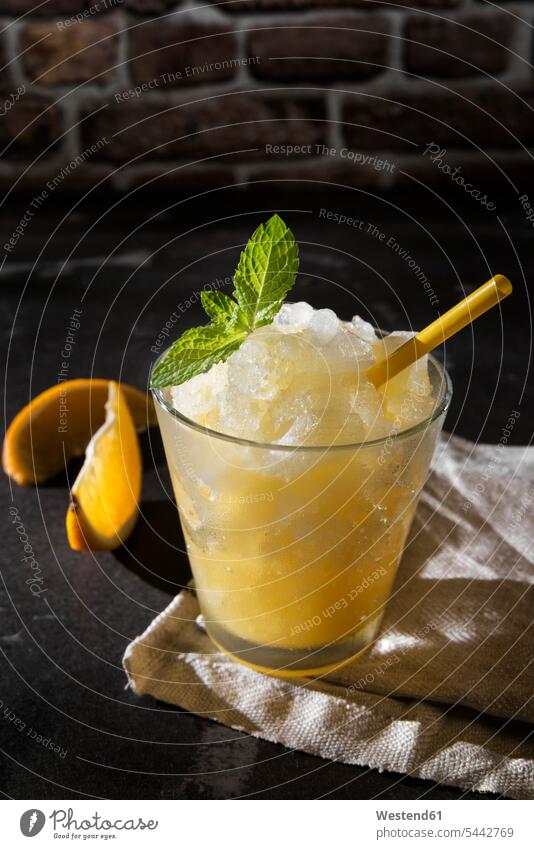 Orangene Granita Glas Trinkgläser Gläser Trinkglas Genuss genießen Genuß geniessen gefroren vereist eingefroren zugefroren zubereitet Spezialität Frucht Früchte