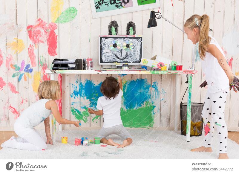 Drei Mädchen malen Büro mit Fingerfarben bunt farbig mehrfarbig Office Büros Gemeinsam Zusammen Miteinander Spaß Spass Späße spassig Spässe spaßig bemalen