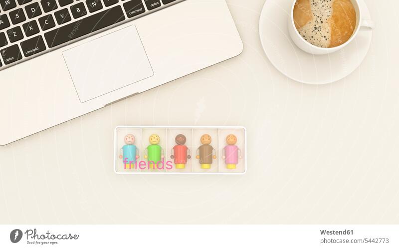 Rassenübergreifende Schaufensterpuppen auf einem Schreibtisch mit Tasse Kaffee und Laptop Freundschaft Freunde Kameradschaft Telekommunikation e-commerce