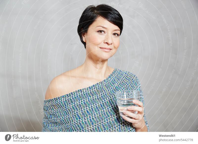 Porträt einer selbstbewussten Frau mit einem Glas Wasser halten weiblich Frauen Trinkgläser Gläser Trinkglas Portrait Porträts Portraits Getränk Getraenk