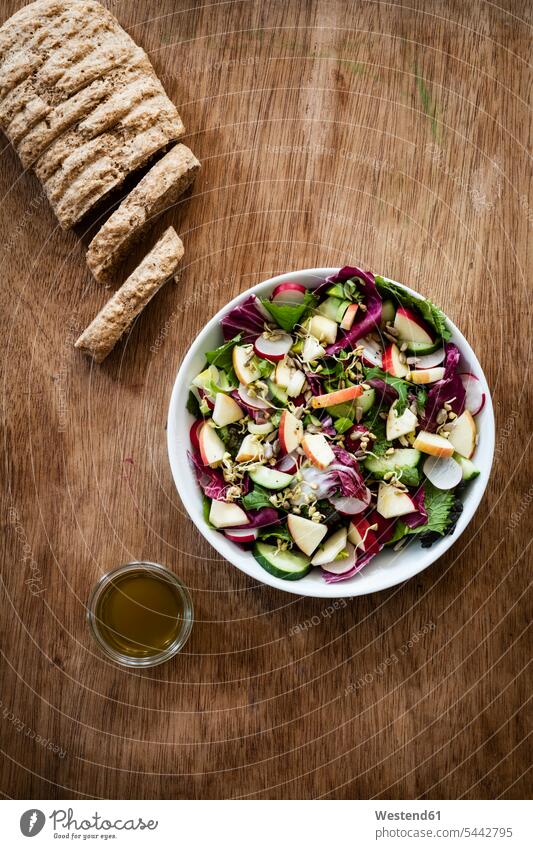 Gemischter Salat und Brot Food and Drink Lebensmittel Essen und Trinken Nahrungsmittel gemischter Salat Radicchio Radicchiosalat Salate Glas Gläser Sprossen