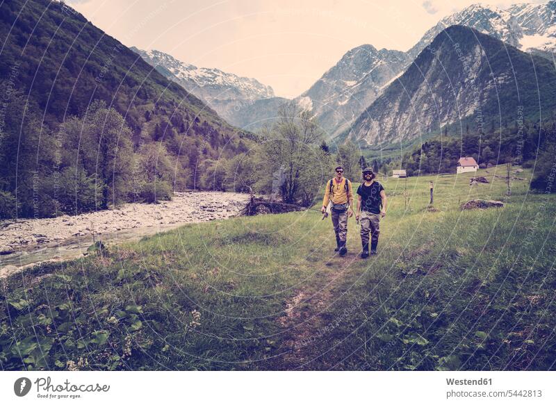 Slowenien, Bovec, zwei Angler auf dem Weg zum Fluss Soca Mann Männer männlich gehen gehend geht wandern Wanderung Erwachsener erwachsen Mensch Menschen Leute