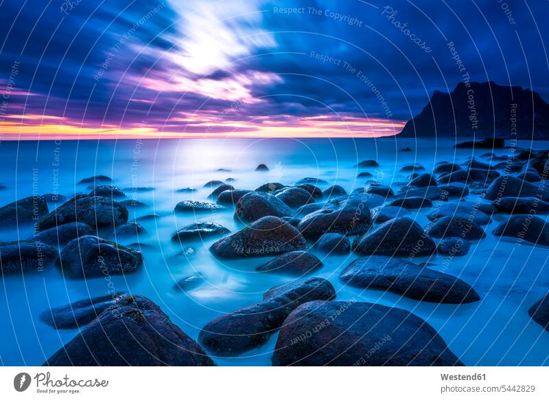 Norwegen, Lofoten, Utakleiv, Strand bei Sonnenuntergang blau blaue blauer blaues Sonnenuntergänge Außenaufnahme draußen im Freien Stimmungsvoller Himmel Leknes