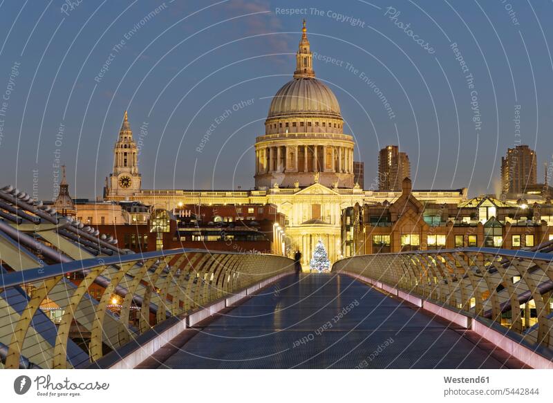 Großbritannien, London, St. Paul's Cathedral und Millennium Bridge in der Abenddämmerung Hauptstadt Hauptstaedte Hauptstädte Brücke Bruecken Brücken Beleuchtung