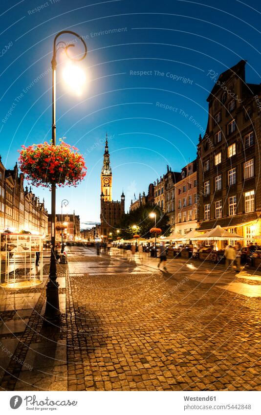 Polen, Danzig, Altstadt, Grünes Tor und Hauptrathaus bei Nacht beleuchtet Beleuchtung Straßenrestaurant Strassenrestaurants Straßenrestaurants Giebel