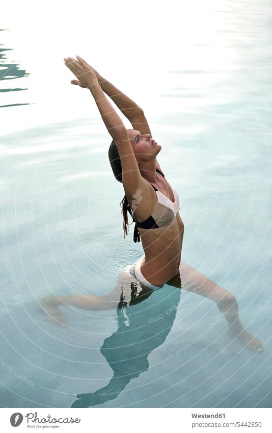 Junge Frau beim Stretching im Schwimmbad Übung Uebung Übungen Uebungen weiblich Frauen Swimmingpool Swimmingpools Schwimmbecken Swimming Pool Swimming Pools
