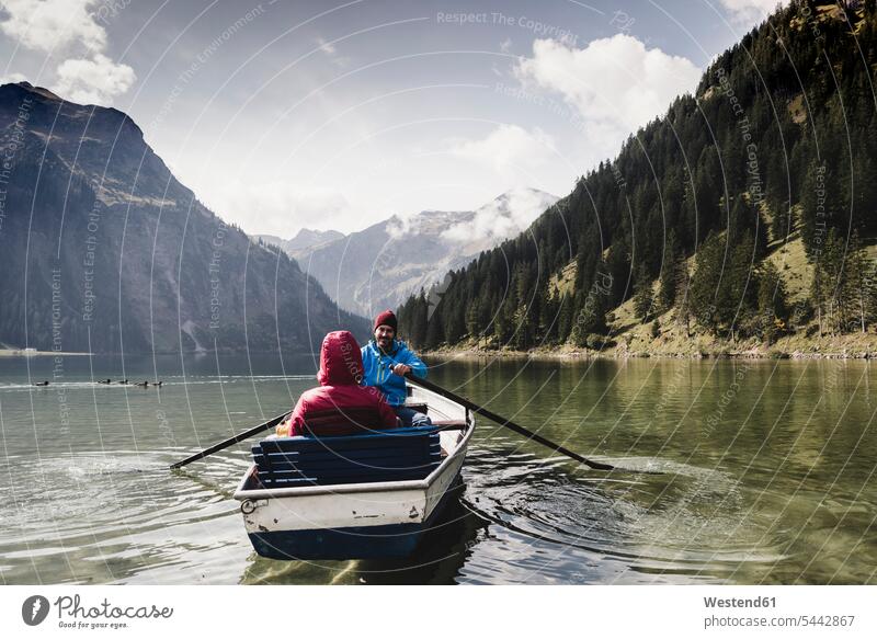 Österreich, Tirol, Alpen, Paar im Ruderboot auf Bergsee See Seen Pärchen Paare Partnerschaft Boot Boote rudern Gewässer Wasser Mensch Menschen Leute People
