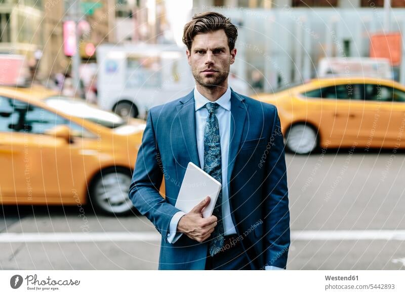 Gutaussehender Geschäftsmann mit digitalem Tablet in Manhattan unterwegs attraktiv schoen gut aussehend schön Attraktivität gutaussehend hübsch gehen gehend