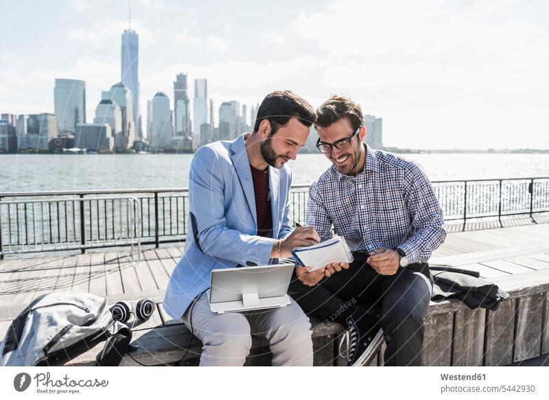 USA, zwei Geschäftsleute, die an der New Jersey Waterfront mit Blick auf Manhattan arbeiten Tablet Tablet Computer Tablet-PC Tablet PC iPad Tablet-Computer