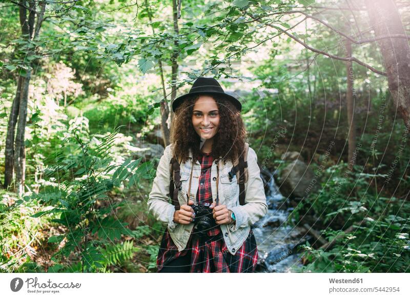 Porträt eines lächelnden Teenager-Mädchens mit Kamera in der Natur Portrait Porträts Portraits Wald Forst Wälder Teenagerin junges Mädchen Teenagerinnen
