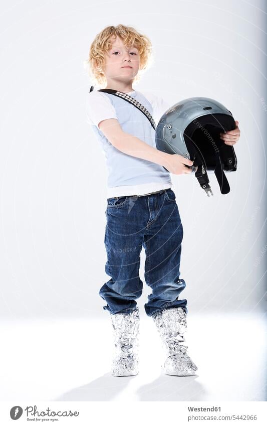 Porträt eines als Raumfahrer verkleideten Jungen Buben Knabe Knaben männlich Astronaut Astronauten Helm Helme spielen Kind Kinder Kids Mensch Menschen Leute