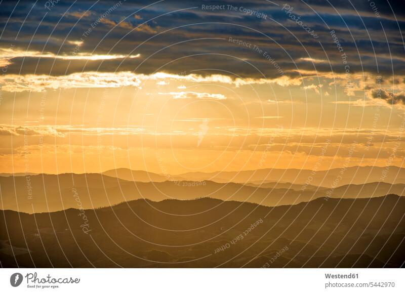 Italien, Umbrien, Apennin, Monte-Cucco-Park bei Sonnenuntergang Textfreiraum Abendlicht abendliches Licht Aussicht Ausblick Ansicht Überblick Natur