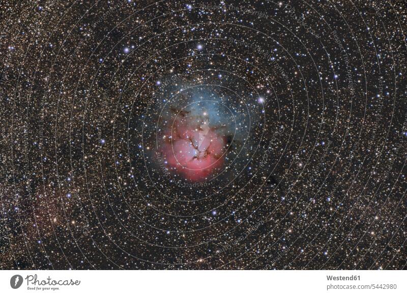 Namibia, Region Khomas, bei Uhlenhorst, Astrofoto des Emissions- und Reflexionsnebels Messier 20 oder Trifid-Nebel mit einem Teleskop leuchtend strahlend hell