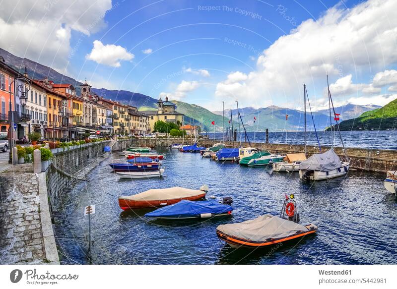 Italien, Piemont, Cannobio, Hafen Lago Maggiore Boot Boote Reiseziel Reiseziele Urlaubsziel Anlegestelle Pier Ortsansicht Ortschaft See Seen Tag am Tag