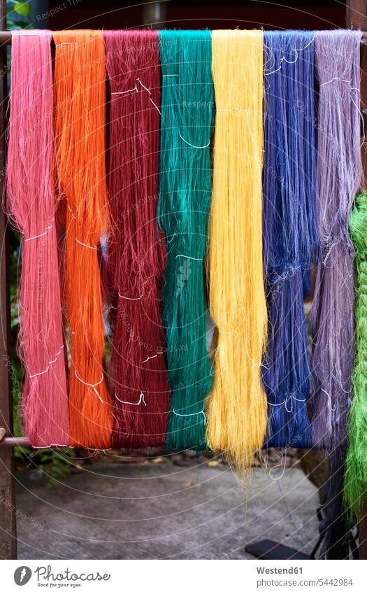 Thailand, Bangkok, bunte Seidenfasern hängen draußen Traditionelle Kultur Brauchtum traditionell Produktion Erzeugungen Herstellung Fertigung Fertigungen