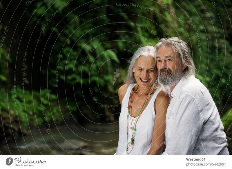Hübsches älteres Paar lächelt im tropischen Dschungel romantisch schwärmerisch schwaermerisch gefuehlvoll gefühlvoll Romantik Seniorenpaar Seniorenpaare