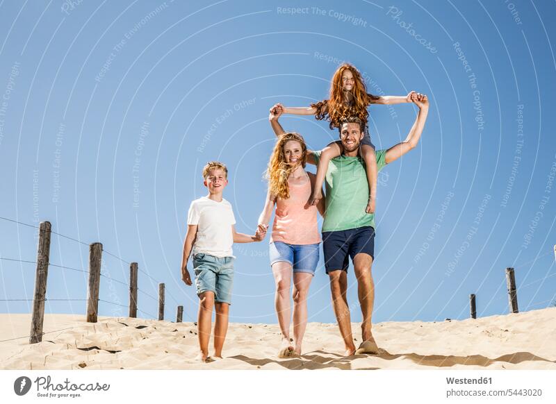 Niederlande, Zandvoort, glückliche Familie beim Strandspaziergang Familien Glück glücklich sein glücklichsein Beach Straende Strände Beaches Spaß Spass Späße