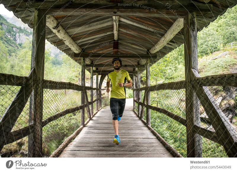 Italien, Alagna, Mann läuft auf Holzbrücke in den Bergen laufen rennen Männer männlich Joggen Jogging Sportler Erwachsener erwachsen Mensch Menschen Leute