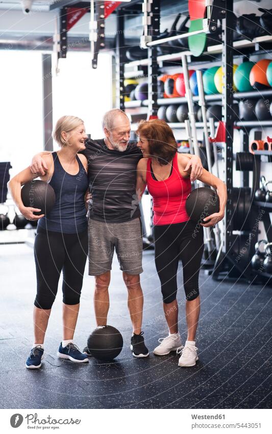 Gruppe fitter Senioren mit Medizinbällen im Fitnessstudio Fitnessclubs Fitnessstudios Turnhalle trainieren Freunde lächeln alte ältere Gesundheit gesund Sport