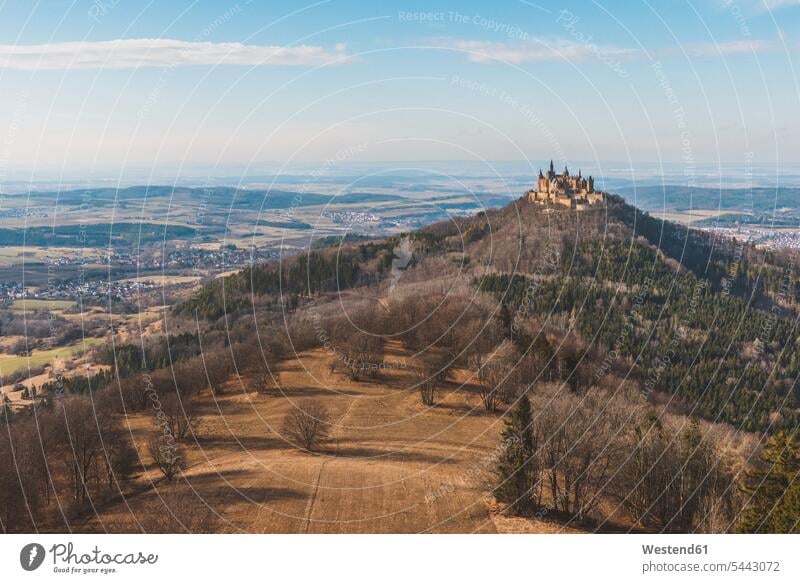 Deutschland, Bisingen, Blick vom Zeller Horn auf die Burg Hohenzollern Wolke Wolken Aussicht Ausblick Ansicht Überblick Natur Sonnenlicht Außenaufnahme draußen