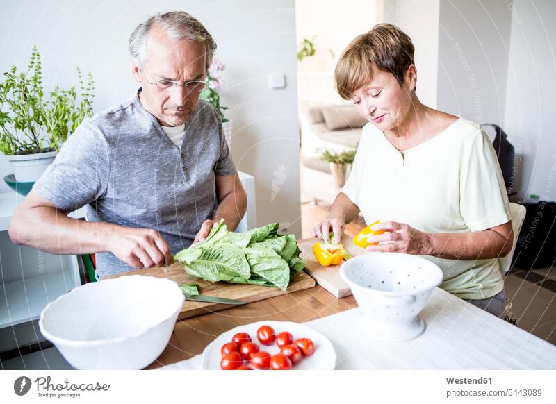 Älteres Ehepaar in der Küche bereitet gemeinsam Salat zu Salate Paar Pärchen Paare Partnerschaft Gemüse Gemuese Essen Food Food and Drink Lebensmittel