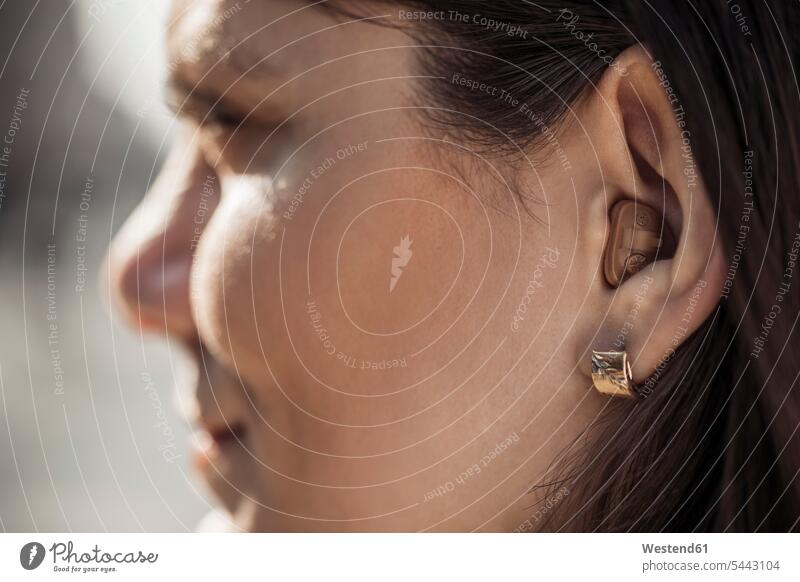Junge Frau mit Hörgerät, Nahaufnahme weiblich Frauen Hörgeräte Hoergeraet Hoergeraete Erwachsener erwachsen Mensch Menschen Leute People Personen Medizin