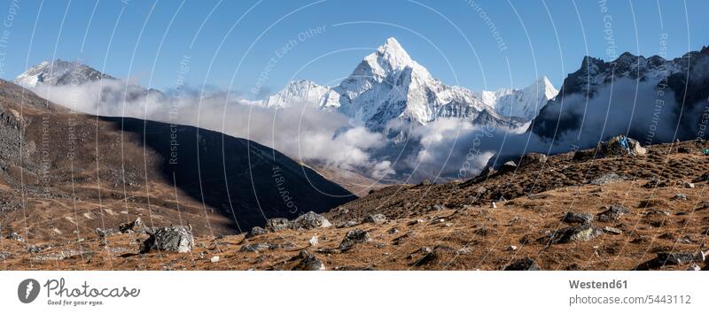 Nepal, Himalaya, Khumbu, Everest-Region, Cho la, Gipfel des Cholatse Himmel Natur Außenaufnahme draußen im Freien imposant beeindruckend Blauer Himmel