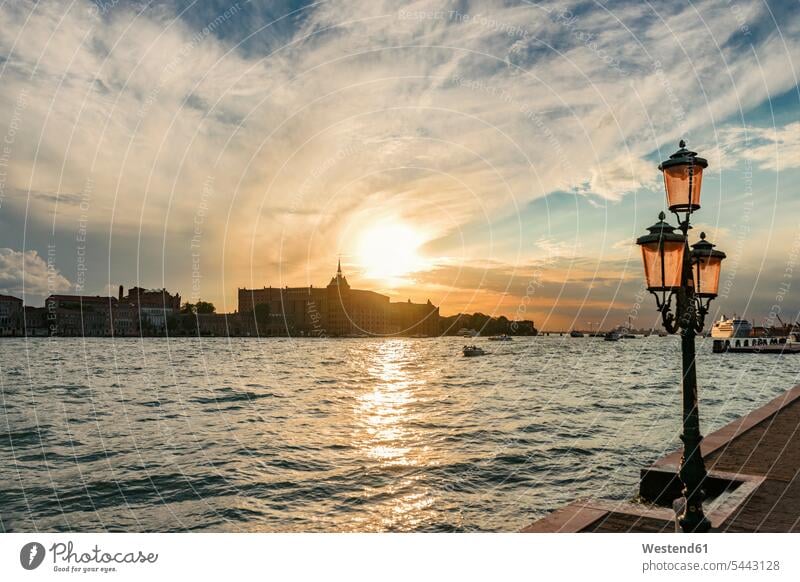 Italien, Venedig, Blick auf Giudecca mit Akademie der Schönen Künste Abend abends Sehenswürdigkeit Sehenwürdigkeiten sehenswert Abenddämmerung stimmungsvoll