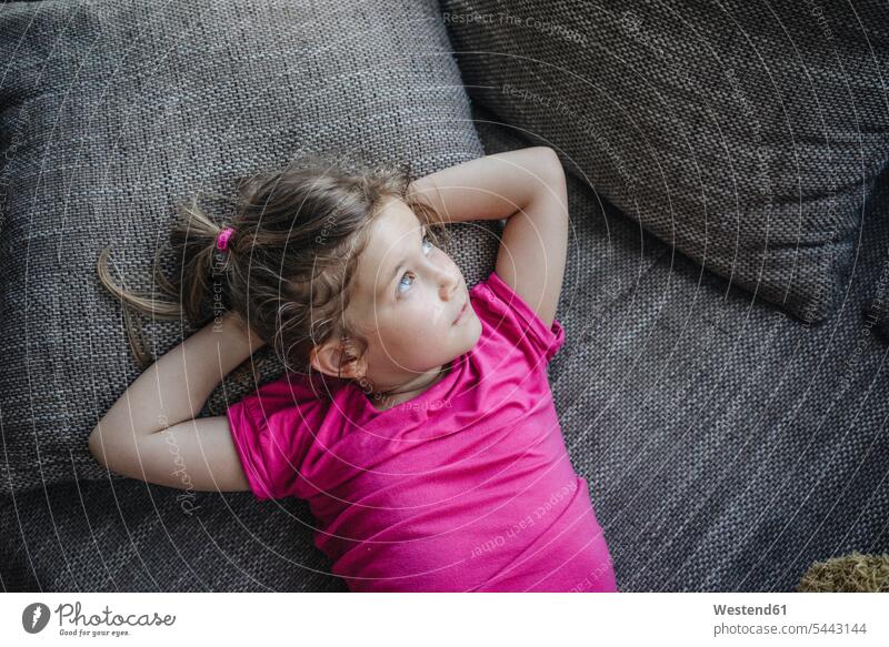 Porträt eines auf einer Couch liegenden Mädchens entspannt entspanntheit relaxt weiblich Sofa Couches Liege Sofas liegt Entspannung relaxen entspannen Kind