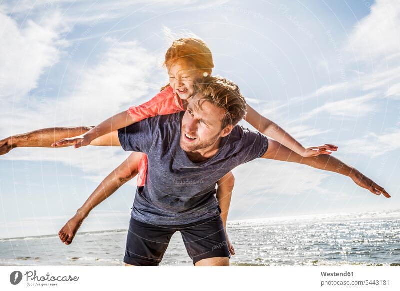 Niederlande, Zandvoort, Vater mit Tochter am Strand Töchter tragen transportieren Familie Familien Spaß Spass Späße spassig Spässe spaßig Beach Straende Strände