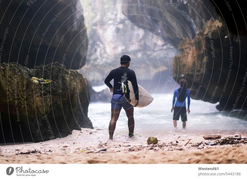 Indonesien, Bali, Rückenansicht eines Surfer mit Surfbrett Wellenreiter Surfbretter surfboard surfboards Surfen Surfing Wellenreiten Wassersport Sport gehen