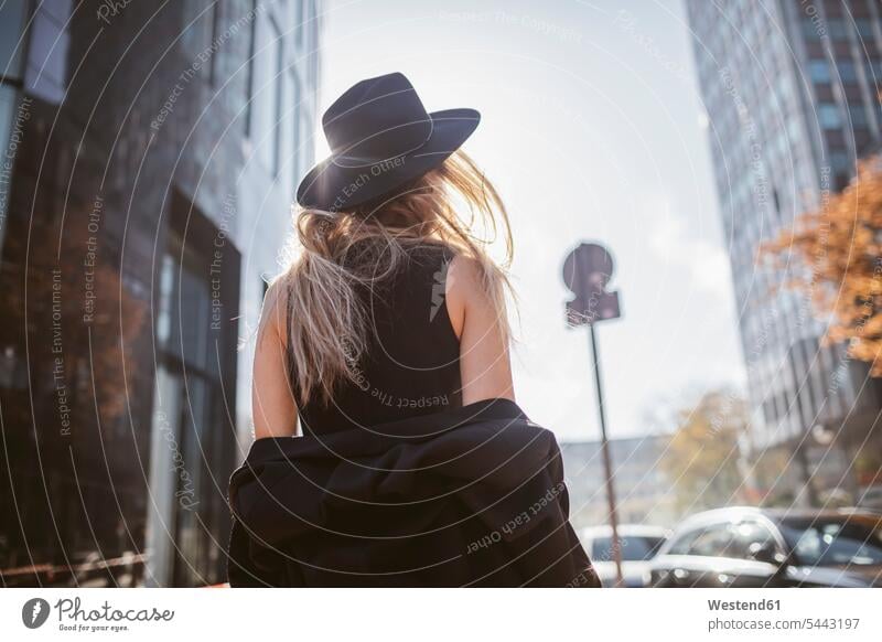 Rückenansicht einer Frau mit Hut in schwarz gekleidet schwarzer schwarzen schwarzes Hüte weiblich Frauen Farbe Farbtöne Farbtoene Farbton Farben Erwachsener