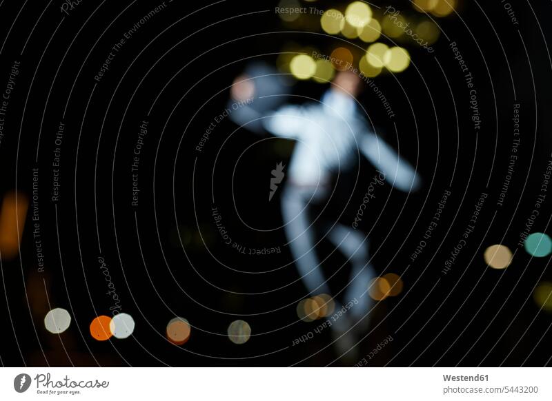 Verschwommene Silhouette eines tanzenden Mannes bei Nacht Umriß Gegenlicht Schattenbilder Silhouetten Konturen Umriss Umrisse Unscharf Unscharf gestellt