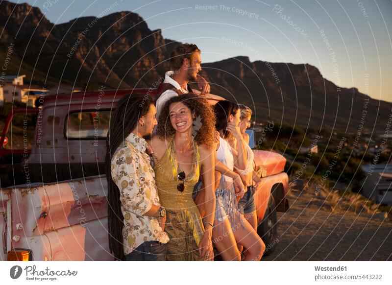 Jugendliche draußen holen den Lastwagen an der Küste ab und genießen den Sonnenuntergang Freunde Spaß Spass Späße spassig Spässe spaßig Kueste Kuesten Küsten