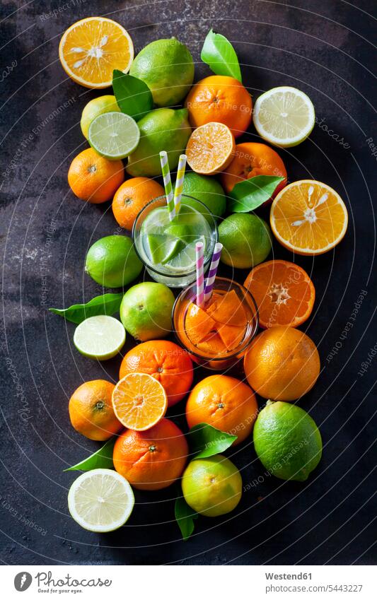 Limetten, Zitronen, Orangen und Mandarinen auf dunklem Hintergrund Draufsicht Vogelperspektive von oben Aufsicht Citrus reticulata bio biologisch organisch