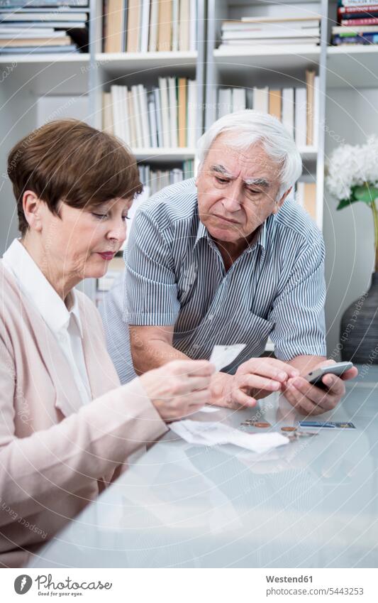 Älteres Ehepaar mit Rechnungen und Taschenrechner zur Kontrolle ihrer Ausgaben besorgt Sorgen Kosten überprüfen testen checken Senioren alte ältere