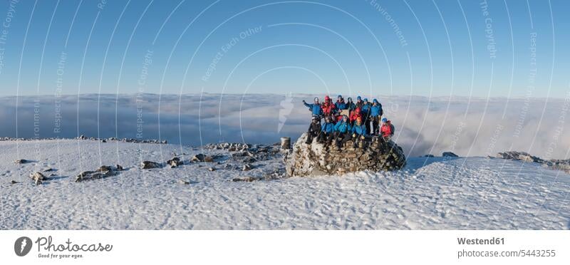 Grossbritannien, Schottland, Ben Nevis, Bergsteiger auf dem Gipfel Gruppe Gruppe von Menschen Menschengruppe Winter winterlich Winterzeit Alpinisten Bergsteigen