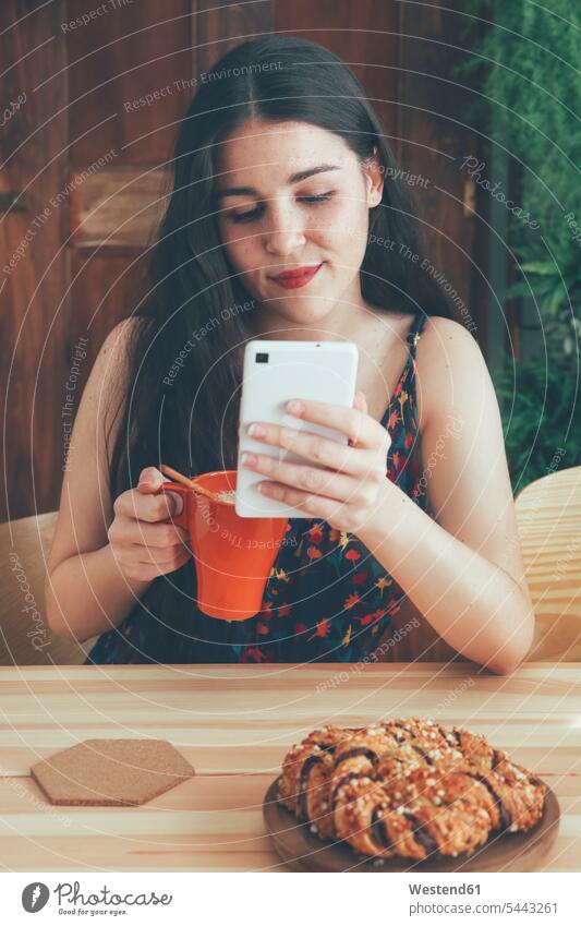 Junge Frau mit Sommersprossen und Kaffeetasse per Smartphone fotografieren Selfie Selfies weiblich Frauen Erwachsener erwachsen Mensch Menschen Leute People