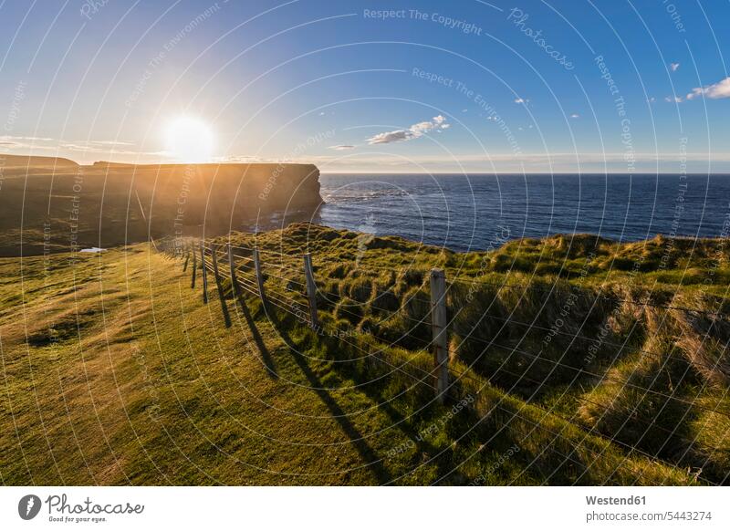 UK, Schottland, Caithness, Küste von Duncansby Head bei Sonnenuntergang Küstenlandschaft Sonnenuntergänge Gegenlicht Gegenlichtaufnahme Gegenlichtaufnahmen