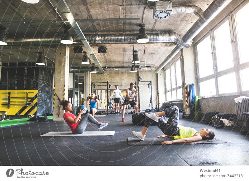 Gruppe junger Leute, die im Fitnessstudio trainieren Gymnastik Fitnesstraining fit Gesundheit gesund Sport Fitnessclubs Fitnessstudios Turnhalle fünf Personen
