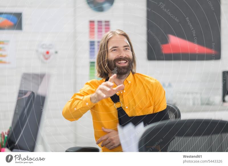 Büroangestellte, die ein Papierflugzeug werfen Office Büros Arbeitsplatz Arbeitsstätte Arbeitstelle Mann Männer männlich lächeln Papierflieger Erwachsener